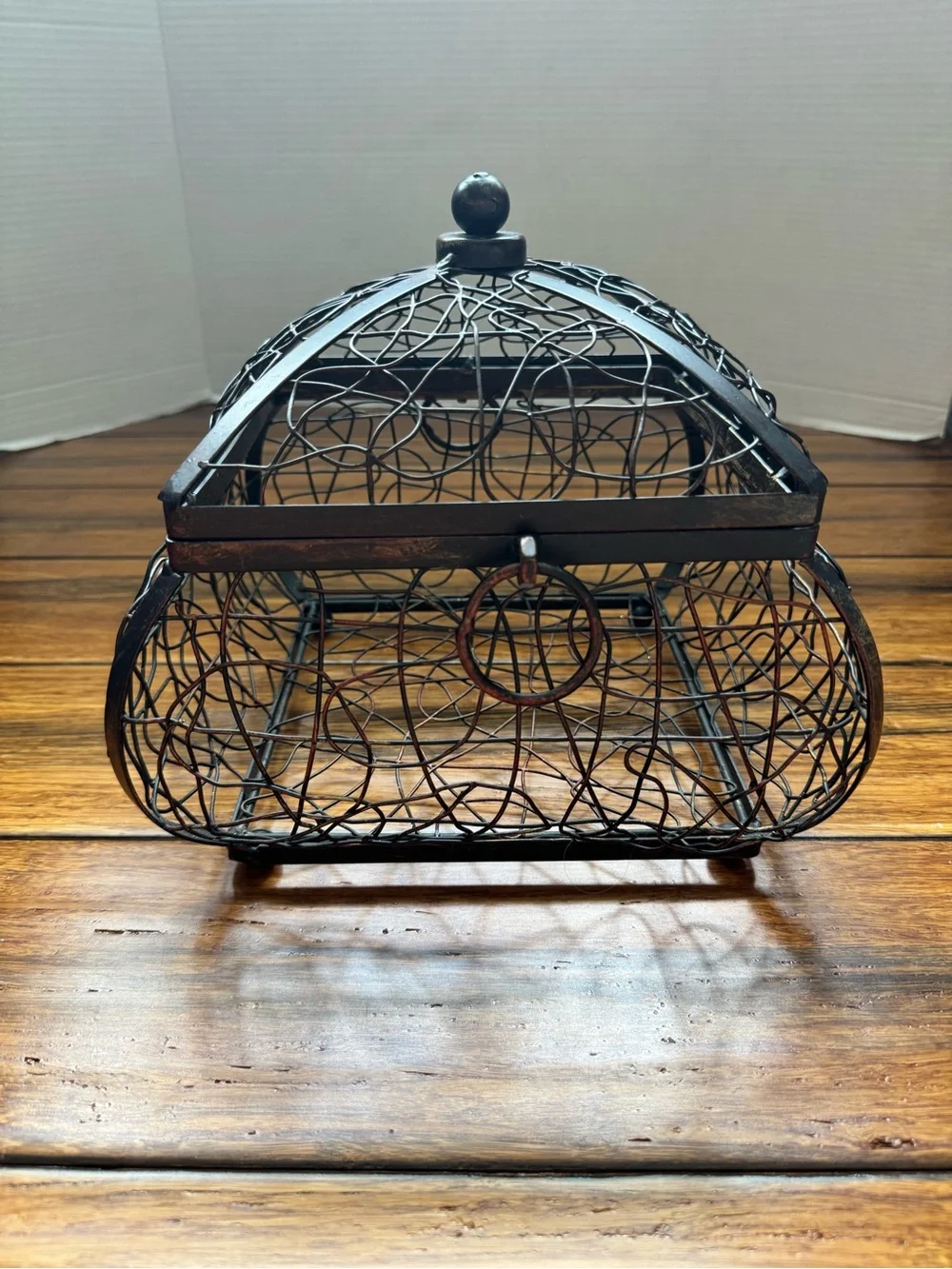 Rustic French Style Wire Metal Basket with Lid